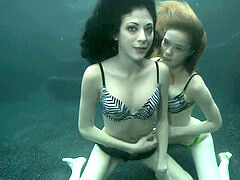 Morena, Penetracion con dedos, Lesbiana, Bajo el agua
